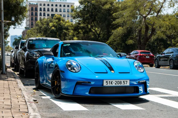  Cuối tuần qua, dàn xe Porsche nhiều sắc màu đã tụ họp tại quận 7 (TP.HCM). Nổi bật là chiếc Porsche 911 GT3 của doanh nhân Nguyễn Quốc Cường. 