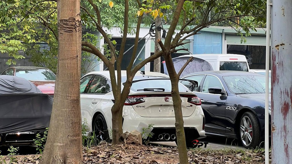 Honda Civic Type R 2023 bị bắt gặp tại trung tâm kiểm định khí thải ở Hà Nội