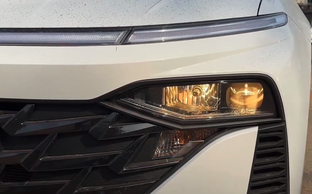 Đèn pha của Hyundai Accent S 2023