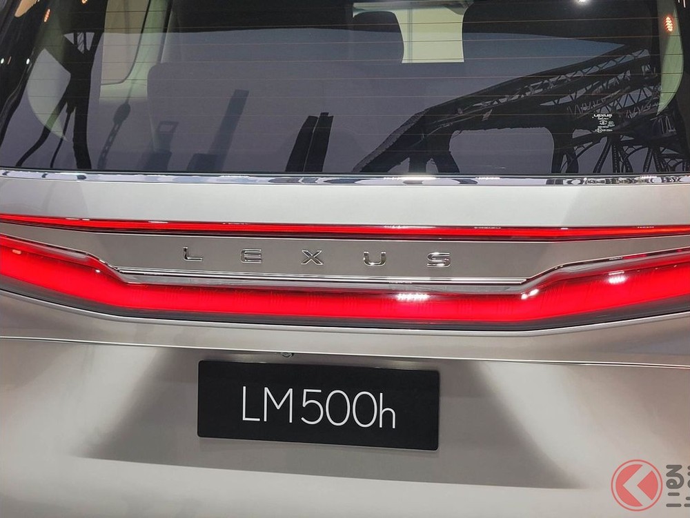Tem chữ nổi Lexus trên cửa cốp sau của LM 2023