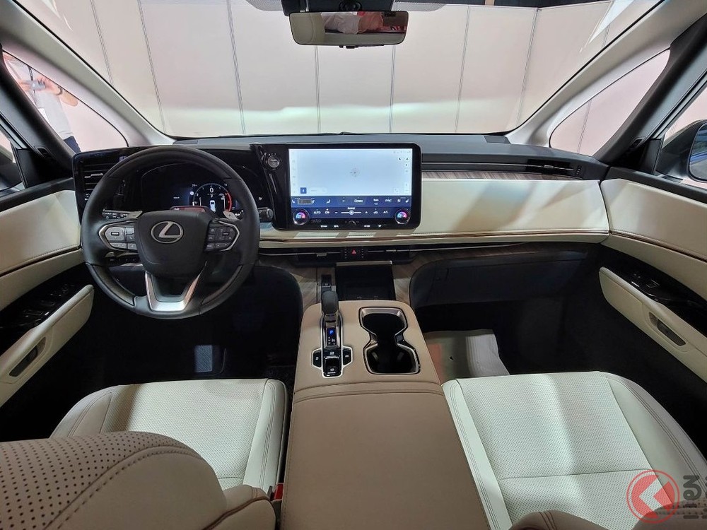 Khoang lái của LM 2023 có thiết kế tương đồng với những mẫu xe Lexus đời mới khác