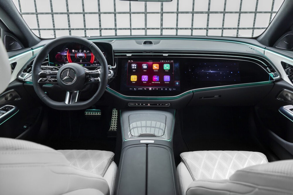 Mercedes-Benz E-Class 2024 sở hữu nội thất như ô tô điện của thương hiệu Đức