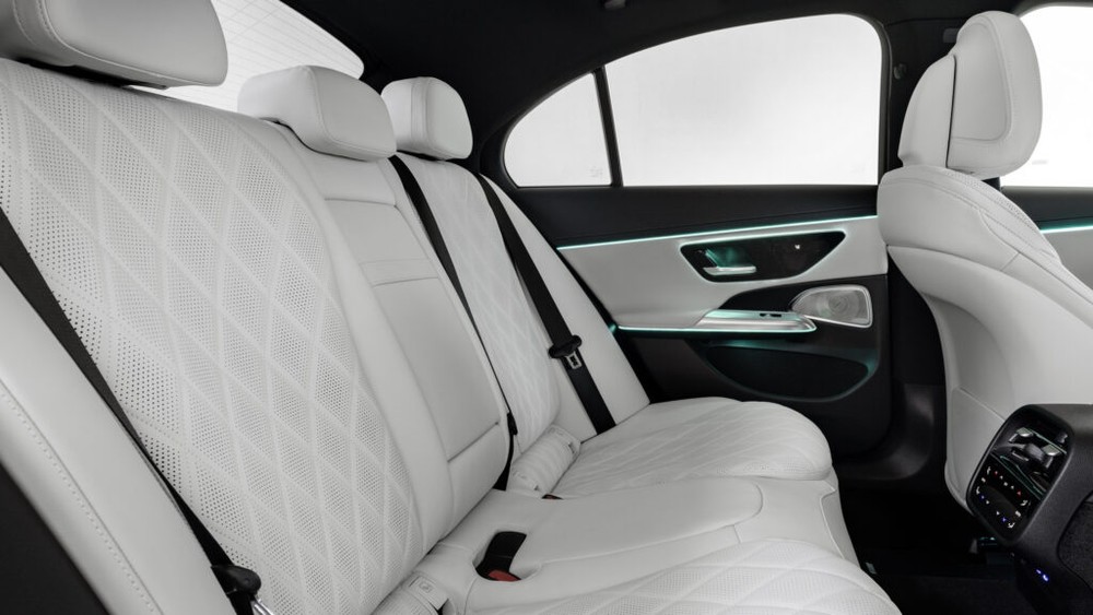 Mercedes-Benz E-Class 2024 có hệ thống đèn viền xung quanh xe