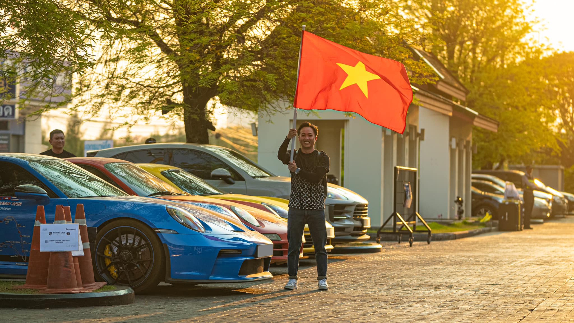 Doanh nhân Nguyễn Quốc Cường mang Porsche 911 GT3 độc nhất Việt Nam đi chơi xuyên quốc gia - Ảnh 2.