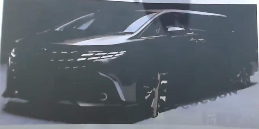 Chuyên cơ mặt đất Toyota Alphard 2023 tiếp tục lộ diện, lần này là đầu xe với đèn pha kiểu OLED
