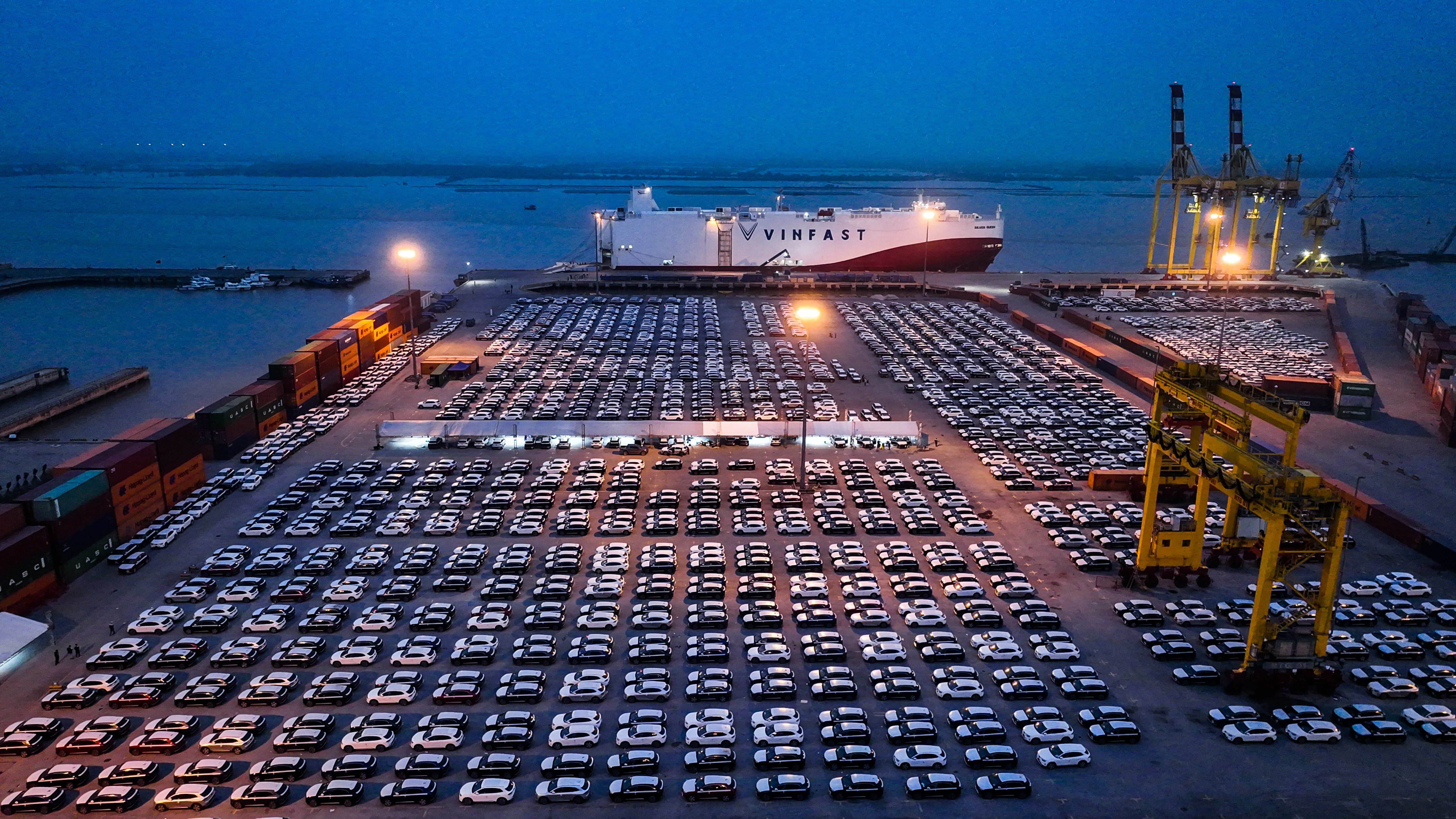 Ảnh “NÓNG” 1.800 xe VinFast VF 8 tập kết tại cảng, sẵn sàng sang Mỹ và Canada vinfast-vf8-04.jpg