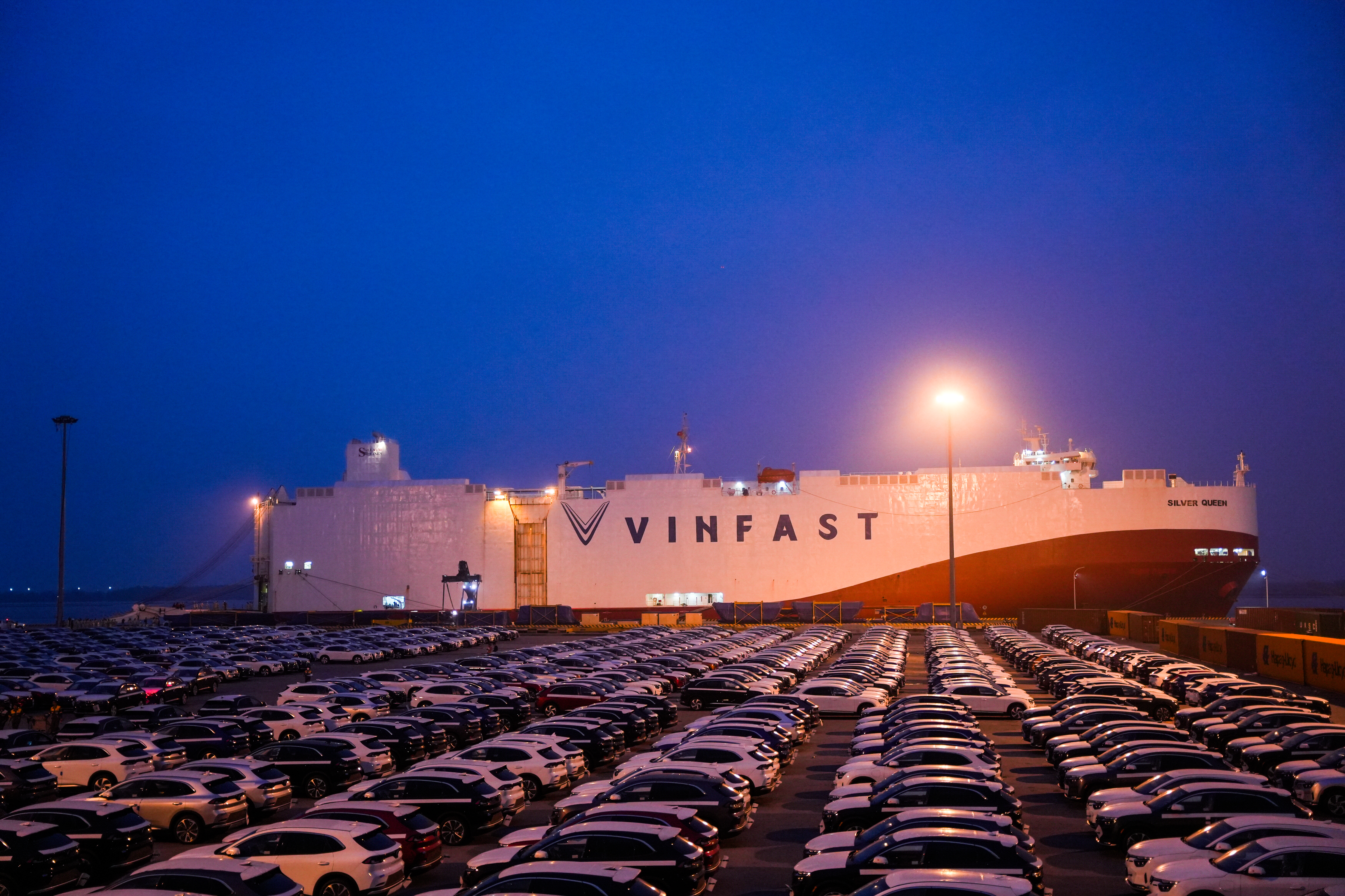 Ảnh “NÓNG” 1.800 xe VinFast VF 8 tập kết tại cảng, sẵn sàng sang Mỹ và Canada vinfast-vf8-05.jpg
