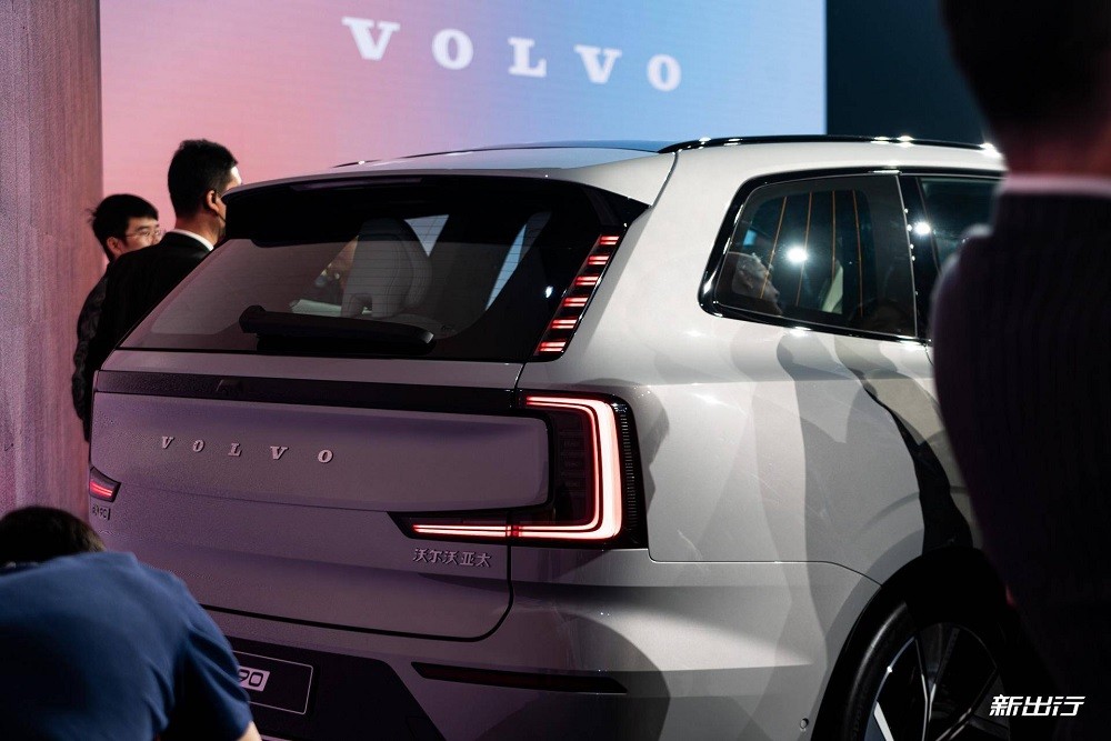 Volvo EX90 Excellence 2023 nhìn từ phía sau