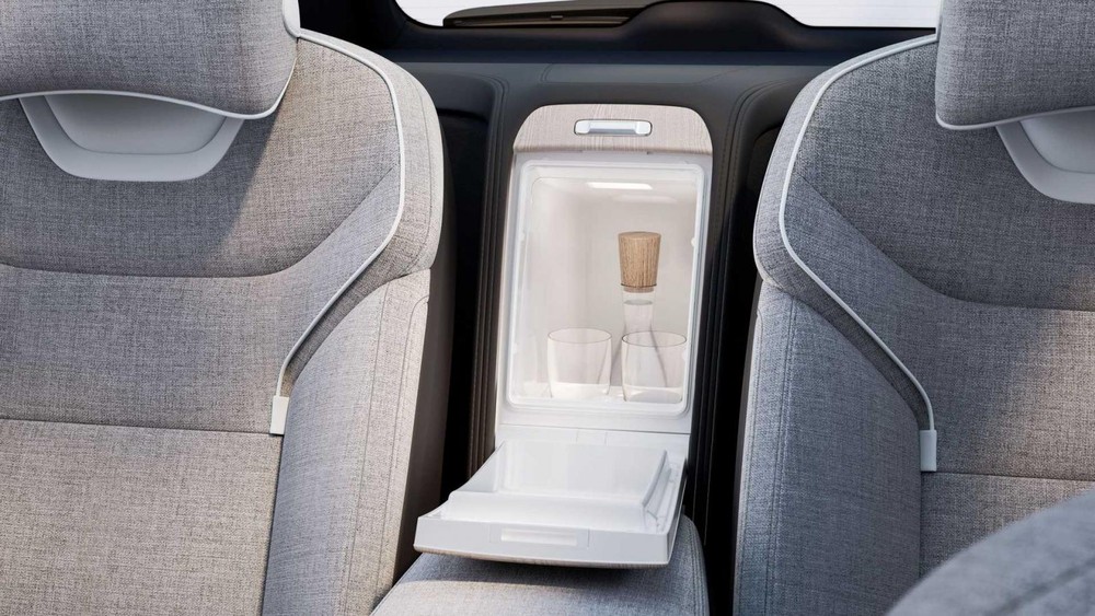 Tủ lạnh ở giữa 2 ghế sau của Volvo EX90 Excellence 2023