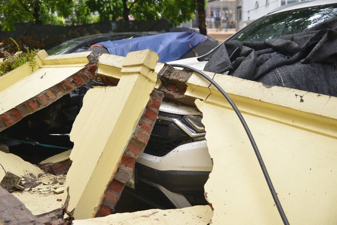 Vụ tường đổ đè bẹp 12 ô tô ở Hà Nội: Ai chịu trách nhiệm đền bù thiệt hại? - 6