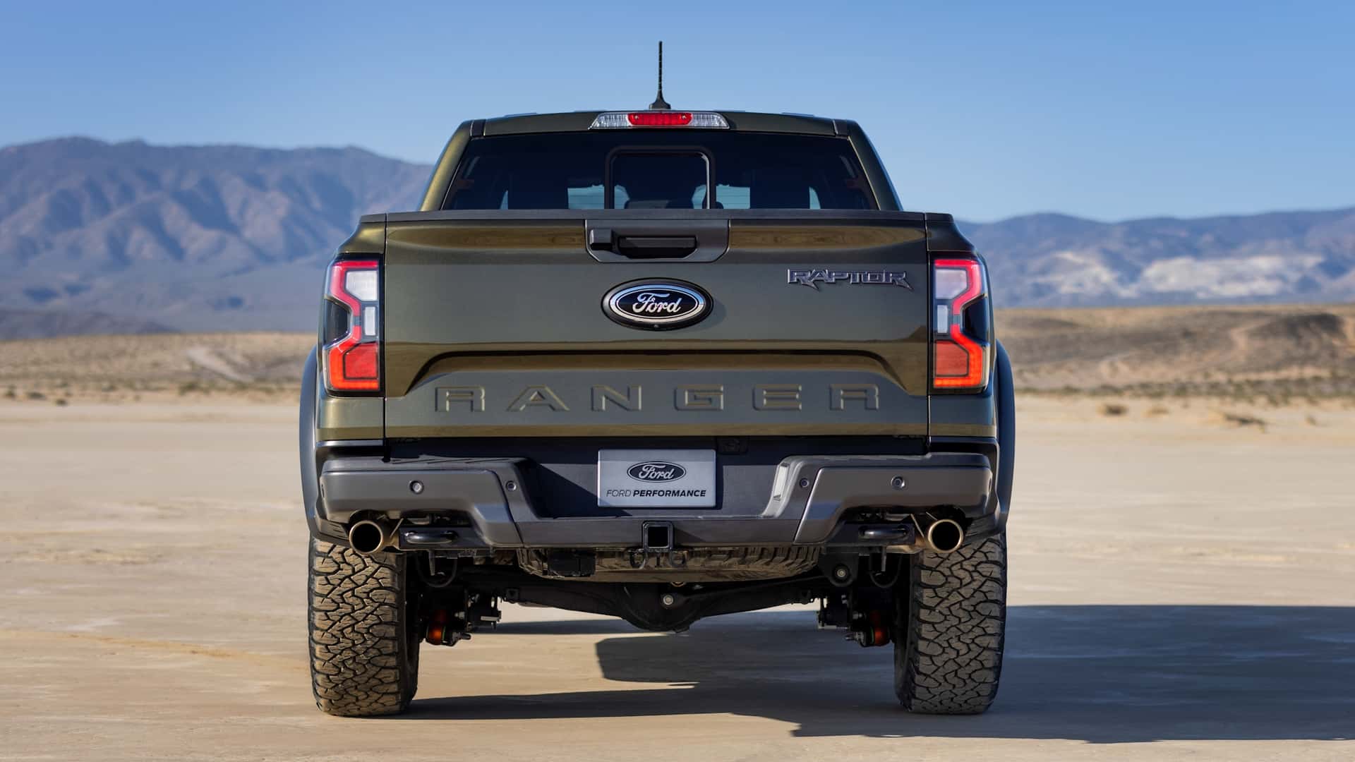 Ford Ranger 2024 ra mắt tại Mỹ với vẻ ngoài cơ bắp, động cơ mạnh mẽ hơn 2024-ford-ranger-raptor-rear.jpg