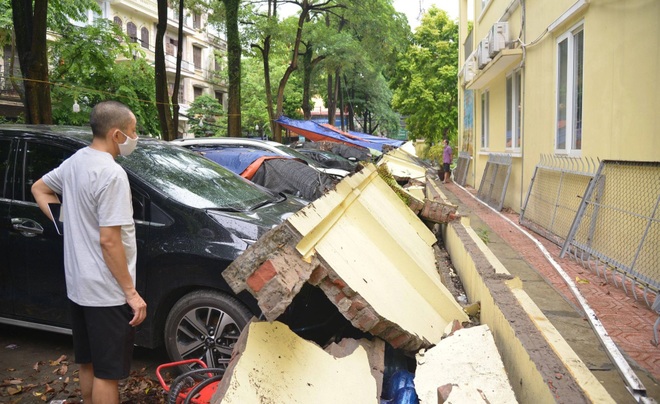 Vụ tường đổ đè bẹp 12 ô tô ở Hà Nội: Ai chịu trách nhiệm đền bù thiệt hại? - 1
