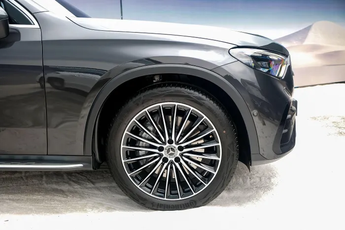  Mercedes-Benz GLC 300 2023 có các số đo dài x rộng x cao lần lượt là 4.716 x 1.934 x 1.640 (mm), chiều dài cơ sở 2.888 mm. So với đời trước, GLC có tổng thể dài hơn 61 mm và trục cơ sở kéo dài thêm 15 mm. Trong khi đó, chiều cao của xe được giảm 4 mm. 