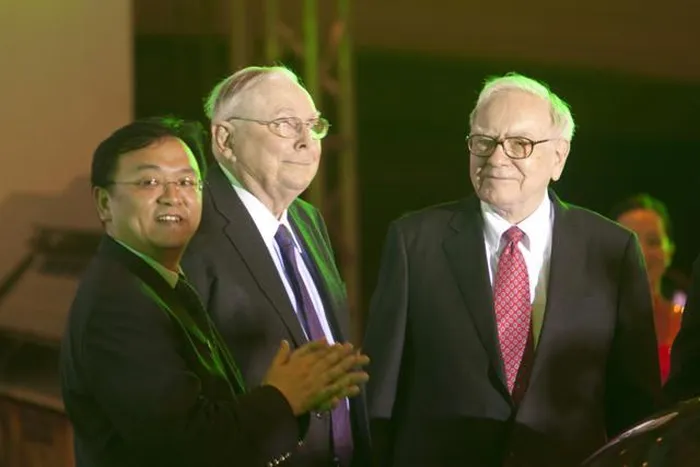 Berkshire của Buffett đầu tư lần đầu vào BYD vào năm 2008, sau khi Munger đề nghị Buffett gặp Wang Chuanfu (ngoài cùng bên trái).