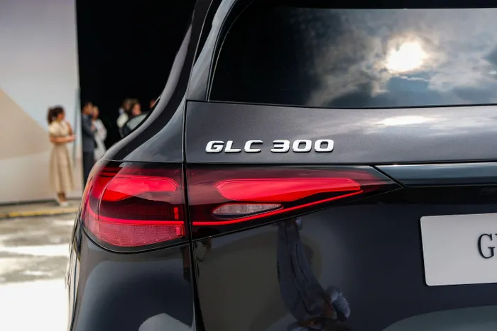  Sau khi ra mắt, Mercedes GLC thế hệ mới tiếp tục cạnh tranh với BMW X3 (2,3-2,9 tỷ đồng), Lexus NX (3,0-3,3 tỷ đồng), Jaguar E-Pace (3 tỷ đồng), Audi Q5 (2,7-2,9 tỷ đồng) và Volvo XC60 (2,3-2,9 tỷ đồng). 