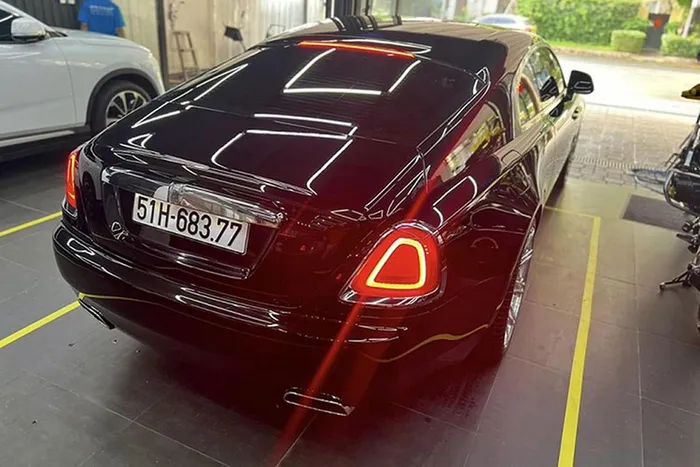 Được biết, vợ chồng Cường Đô la và Đàm Thu Trang mua chiếc coupe siêu sang Rolls-Royce Wraith Series II vào tháng 10/2022 qua 1 showroom chuyên bán siêu xe ở quận 5, TP HCM, người bán xe cũng là bạn thân của doanh nhân phố núi và cả 2 đã giao dịch nhiều xe khủng.
