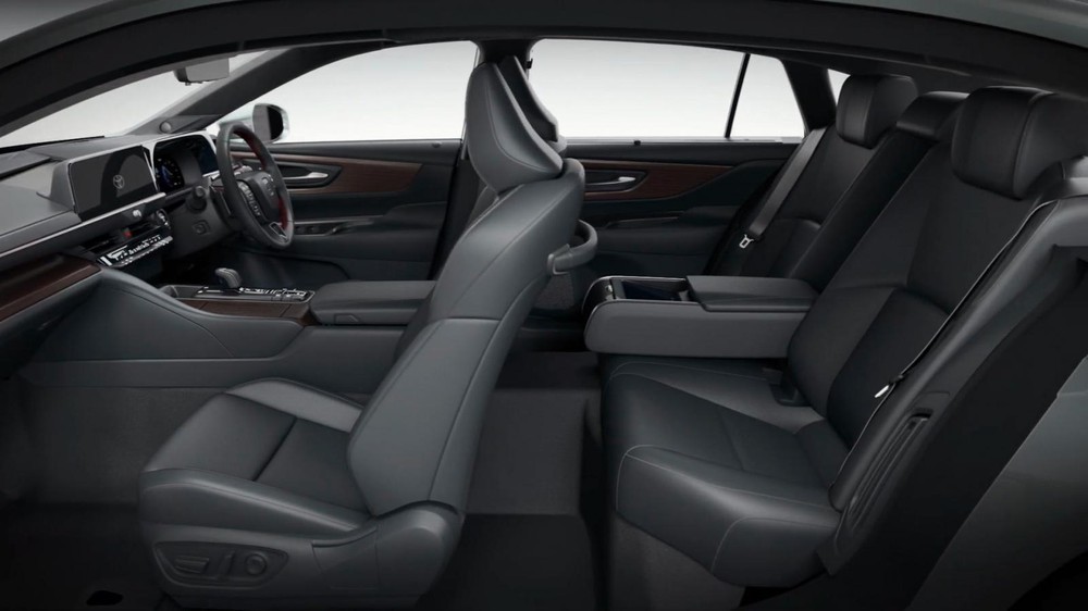 Toyota Crown Sedan 2024 có trục truyền động chạy dọc trong xe