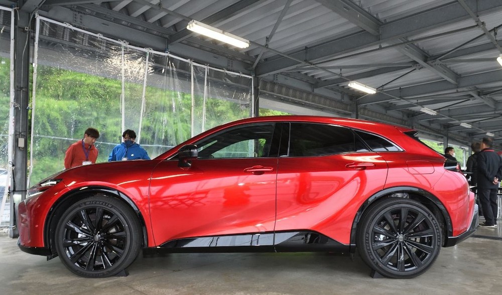 Toyota Crown Sport 2024 là SUV hạng trung