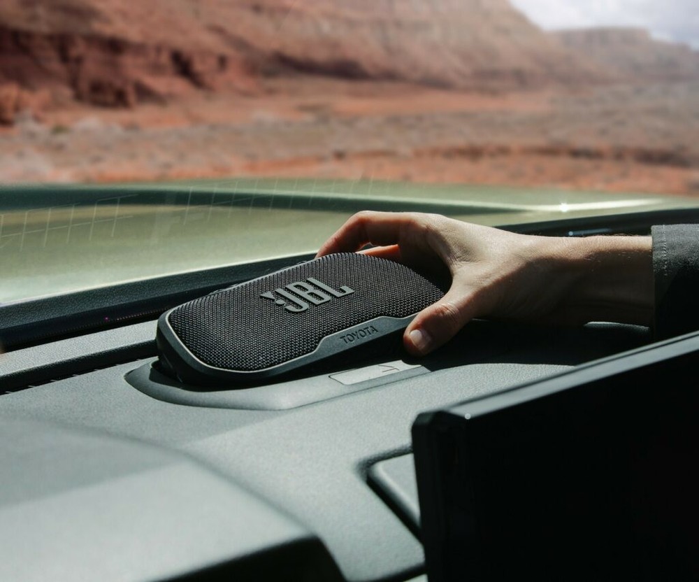 Loa Bluetooth của Toyota Tacoma 2024 có thể tháo ra khỏi xe và dùng trong 6 giờ
