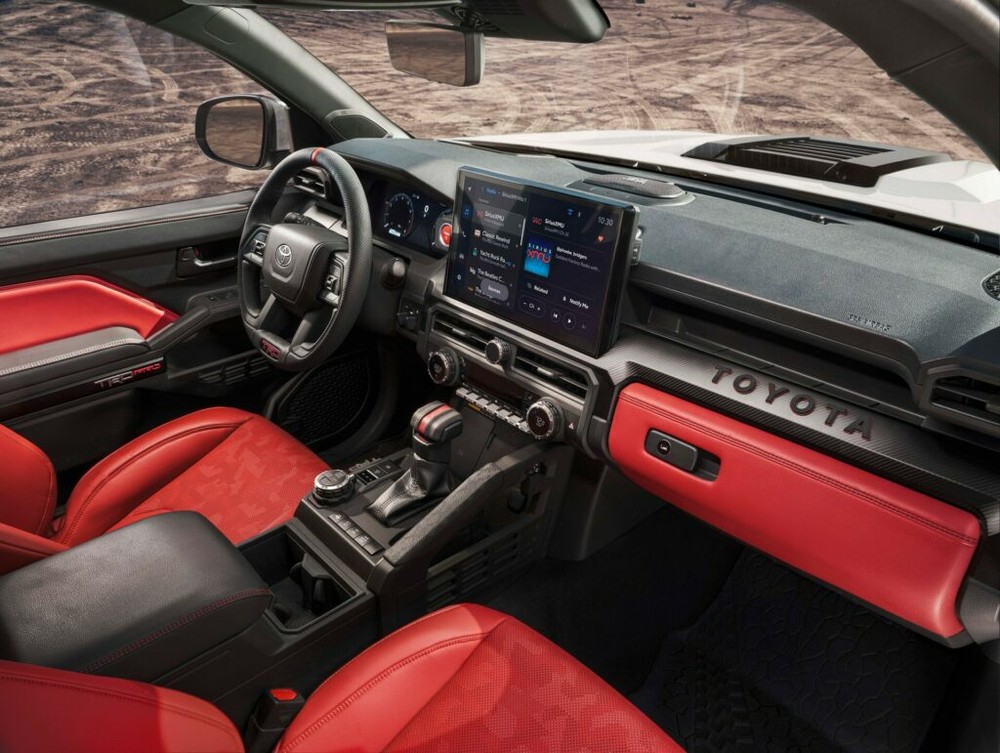 Nội thất của Toyota Tacoma 2024 bản TRD Pro với cách phối màu thể thao