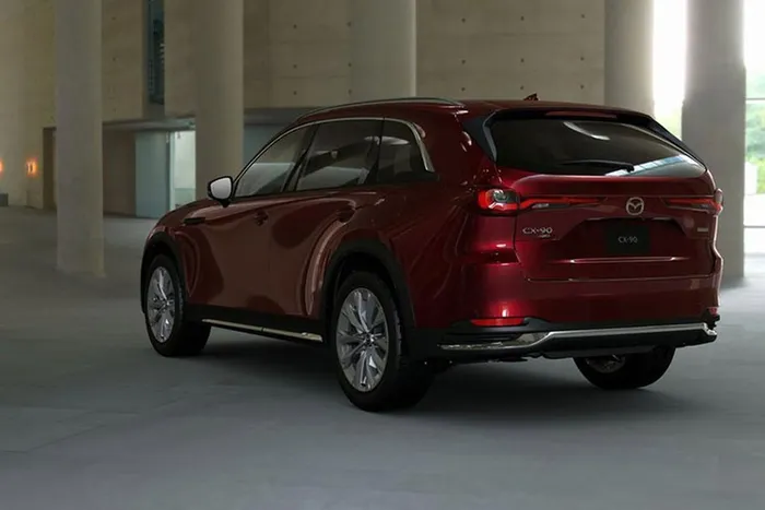 Ngoài ra Mazda CX-90 còn có thêm màu sơn ngoại thất mới đò Artisan Red Premium. Màu sơn này có 3 lớp và được phủ lên thân xe thông qua quy trình có tên Takuminuri, tạm dịch là "sơn màu nghệ thuật".