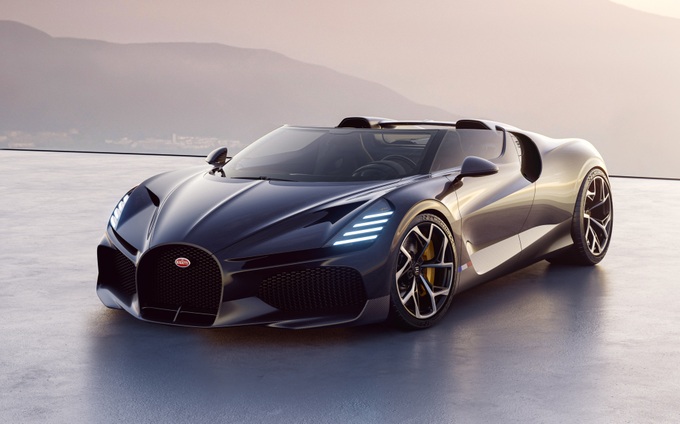 Lái siêu xe Bugatti trị giá hơn 5 triệu USD phải che ô khi trời mưa - 1