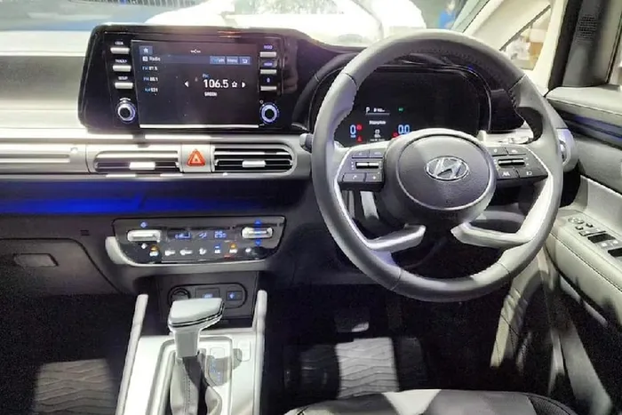 Theo nhân viên tư vấn bán hàng tại đại lý ở Indonesia, xe sẽ có thêm viền màu đen bóng bao quanh màn hình cảm ứng trung tâm và bảng đồng hồ trên mặt táp-lô, tương tự Hyundai Stargazer ở thị trường Thái Lan.