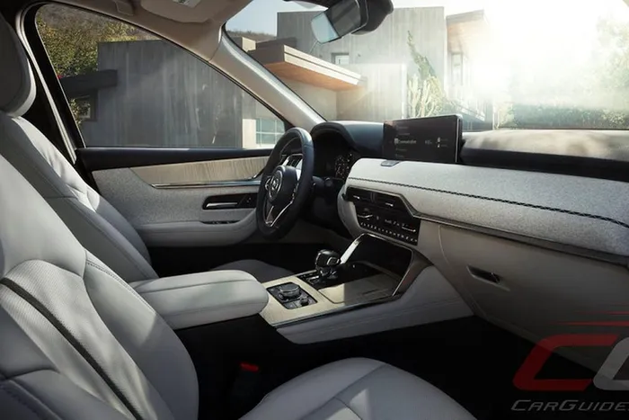 Bên trong cabin, Mazda CX-90 có thiết kế 3 hàng ghế, nội thất kết hợp giữa da, gỗ và vải. Nổi bật trên mặt taplo là màn hình trung tâm có kích thước lên đến 12,3 inch. 