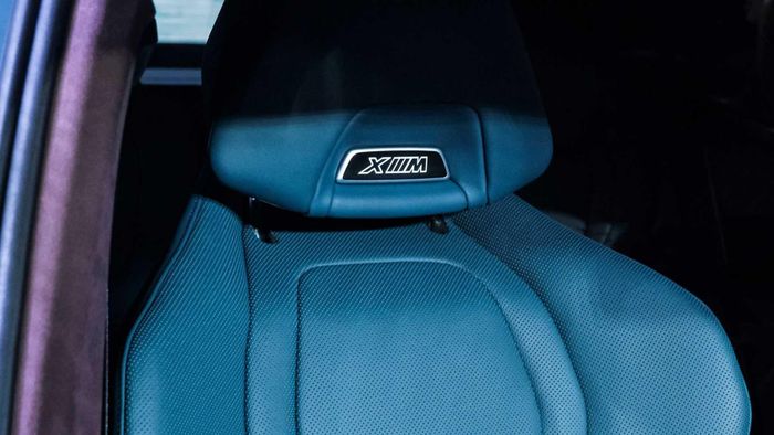 Chiếc BMW XM màu xanh thiên thanh với khoang nội thất tiệp màu. Ảnh: BMW.