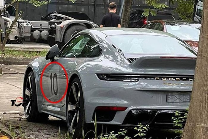 Tháng 4/2023 vừa qua, hình ảnh 1 chiếc xe thể thao Porsche 911 Sport Classic 2023 giới hạn xuất hiện tại trạm đăng kiểm khí thải ở Hà Nội đã nhận được sự quan tâm không nhỏ của giới mê xe trong nước, lý do là mẫu xe này chỉ được sản xuất 1.250 chiếc trên toàn thế giới, 2 người mua đầu tiên tại Việt Nam là ông Đặng Lê Nguyên Vũ và Cường Đô la.