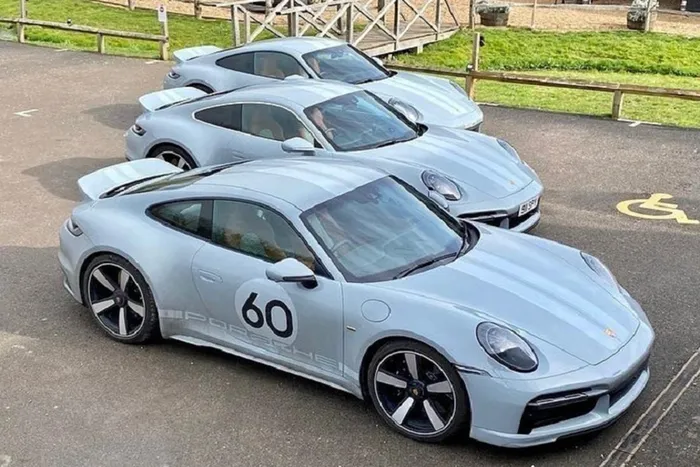 Được biết, con số trên cửa xe Porsche 911 Sport Classic 2023 của Cường Đô la là 82, dự đoán con số 82 ám chỉ năm sinh của tay chơi xe này và khi kết nối với số thứ tự của xe là 1202, ta có được ngày tháng năm sinh của Cường Đô la chính là 12/02/82. Một cách ghép số rất ấn tượng, thể hiện đẳng cấp.