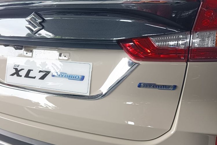 Logo Hybrid trên cửa cốp của Suzuki XL7 Hybrid 2023