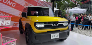 Cảm động hình ảnh người dân TP.HCM đội nắng đến xem các tuyệt phẩm xe điện VinFast: "Em út" VF3 nổi bật hơn tất cả